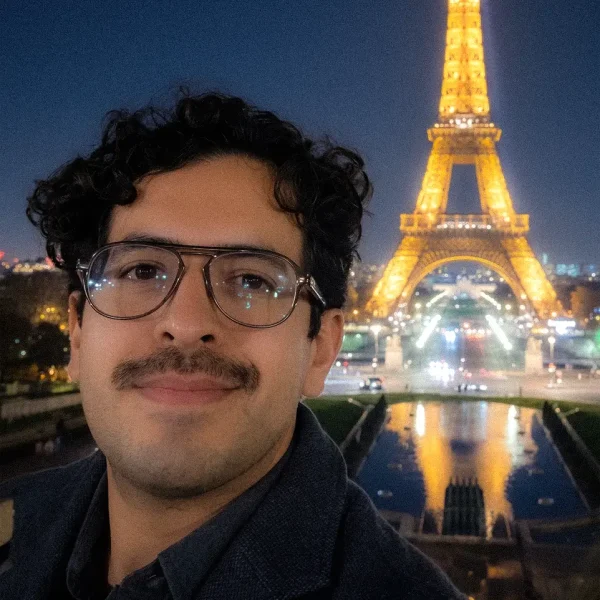 Foto de Jaime Isael Flores Rosas egresado del diplomado de Perfumería Parfo Lab